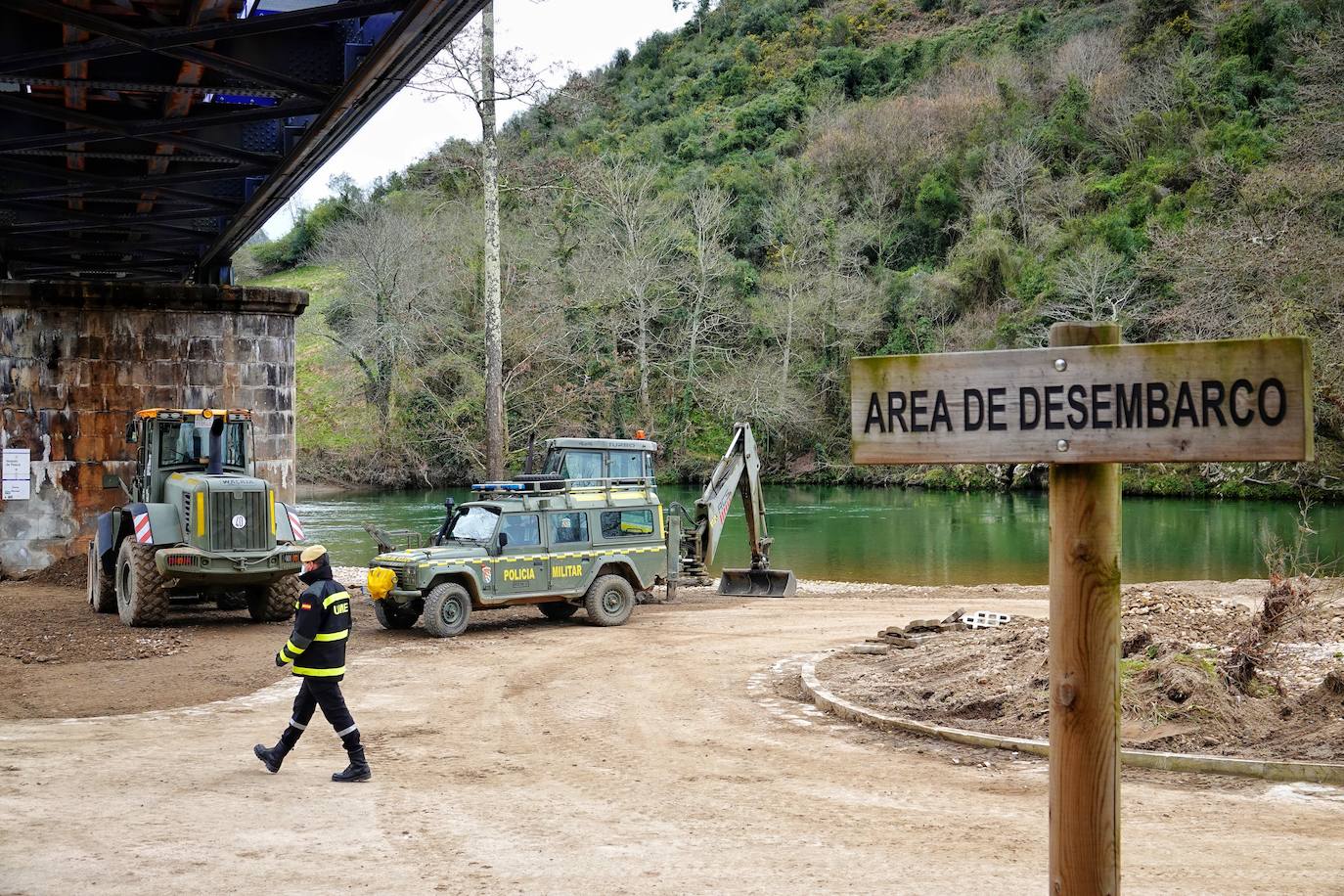 Más de un centenar de militares con 55 vehículos participan esta semana en ejercicios prácticos en los concejos de Parres y Ribadesella. Mediante prácticas como la construcción de diques con sacos de tierra o con ayuda de maquinaria, los militares se preparan para plantar cara de forma rápida a eventuales inundaciones