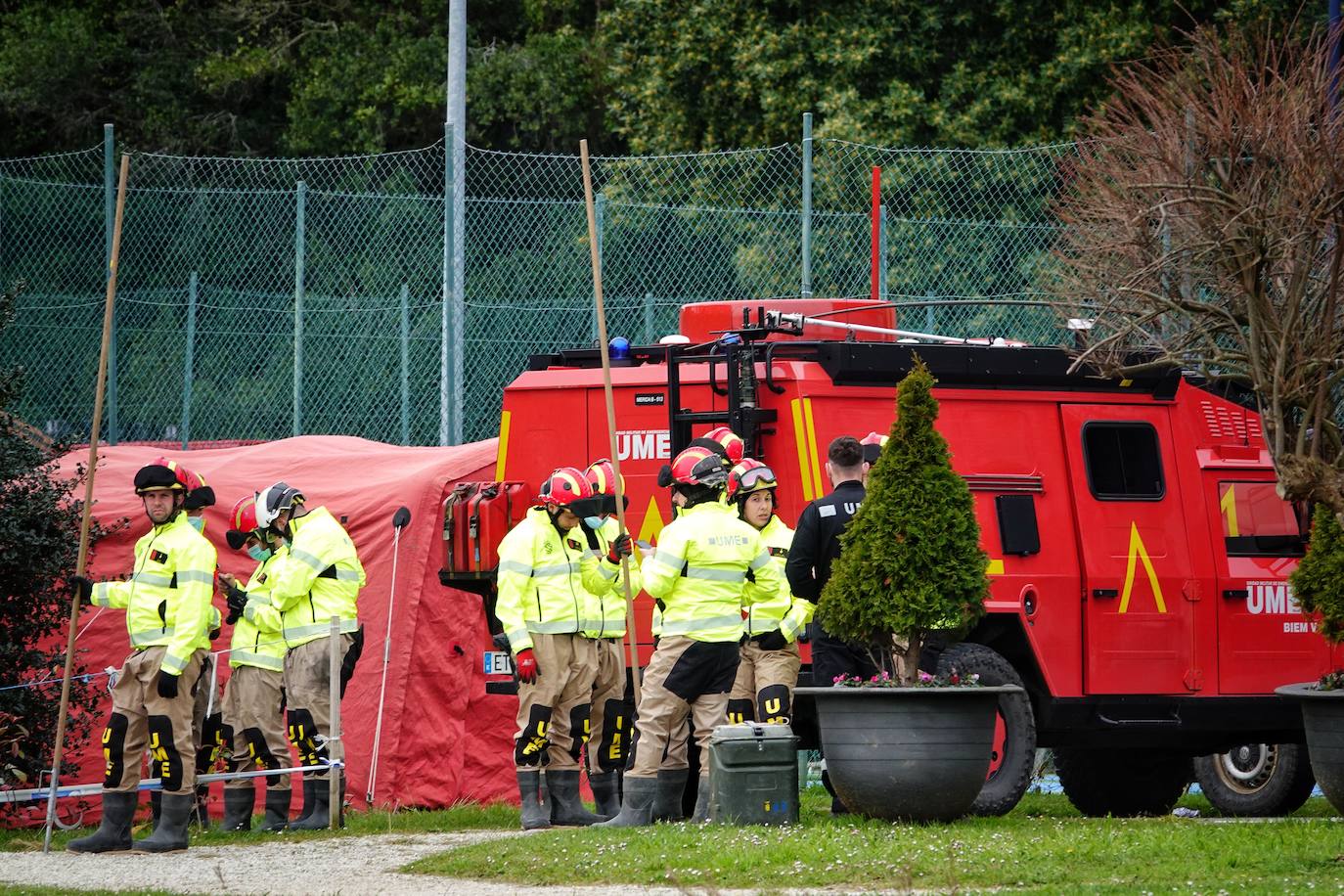 Más de un centenar de militares con 55 vehículos participan esta semana en ejercicios prácticos en los concejos de Parres y Ribadesella. Mediante prácticas como la construcción de diques con sacos de tierra o con ayuda de maquinaria, los militares se preparan para plantar cara de forma rápida a eventuales inundaciones