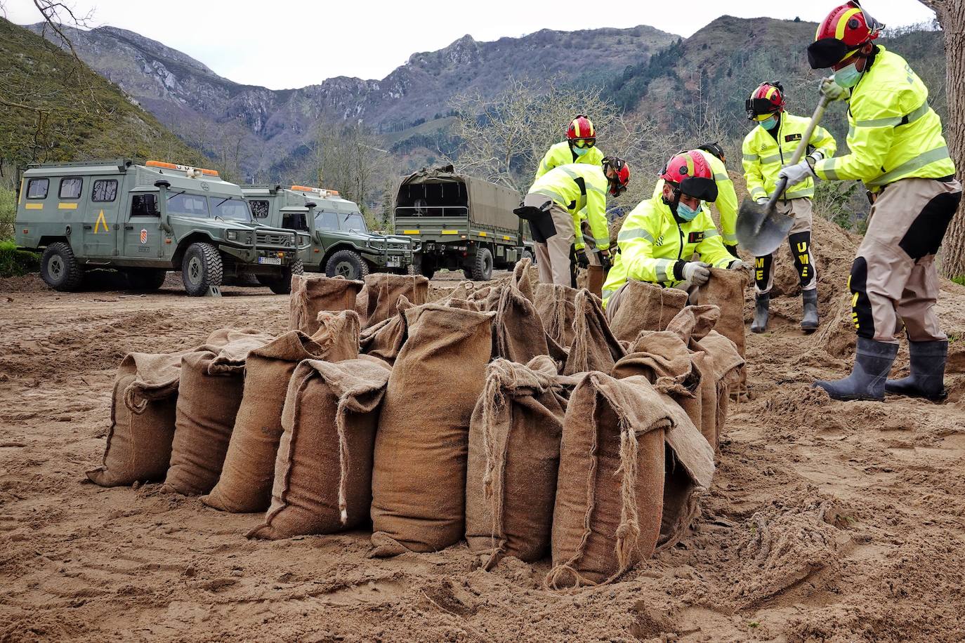Más de un centenar de militares con 55 vehículos participan esta semana en ejercicios prácticos en los concejos de Parres y Ribadesella. Mediante prácticas como la construcción de diques con sacos de tierra o con ayuda de maquinaria, los militares se preparan para plantar cara de forma rápida a eventuales inundaciones