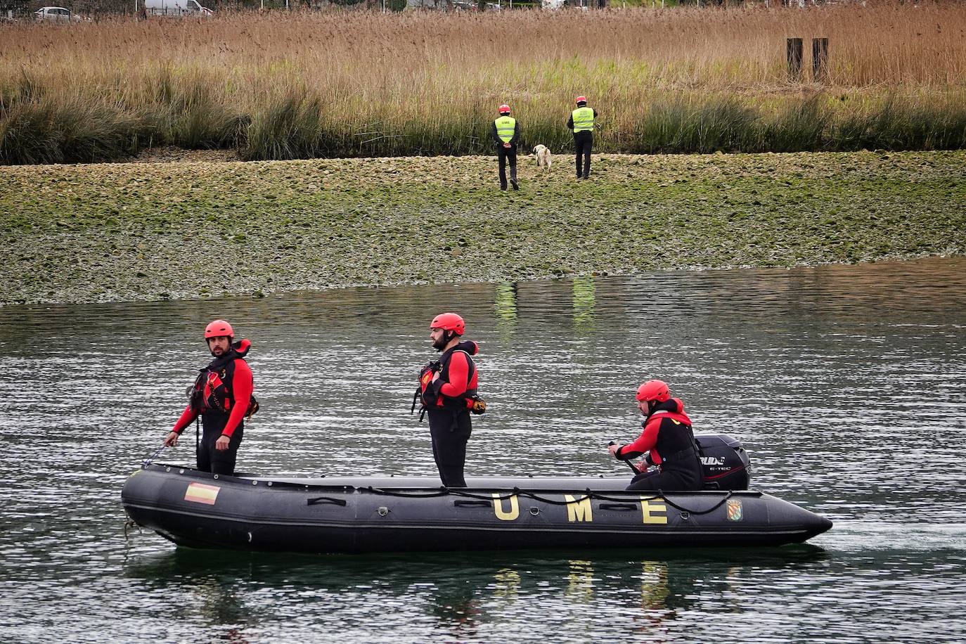 Más de un centenar de militares con 55 vehículos participan esta semana en ejercicios prácticos en los concejos de Parres y Ribadesella. Mediante prácticas como la construcción de diques con sacos de tierra o con ayuda de maquinaria, los militares se preparan para plantar cara de forma rápida a eventuales inundaciones