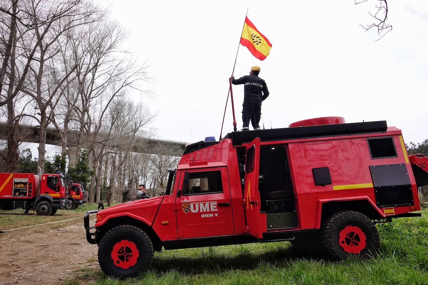 Más de un centenar de militares con 55 vehículos participan esta semana en ejercicios prácticos en los concejos de Parres y Ribadesella. Mediante prácticas como la construcción de diques con sacos de tierra o con ayuda de maquinaria, los militares se preparan para plantar cara de forma rápida a eventuales inundaciones
