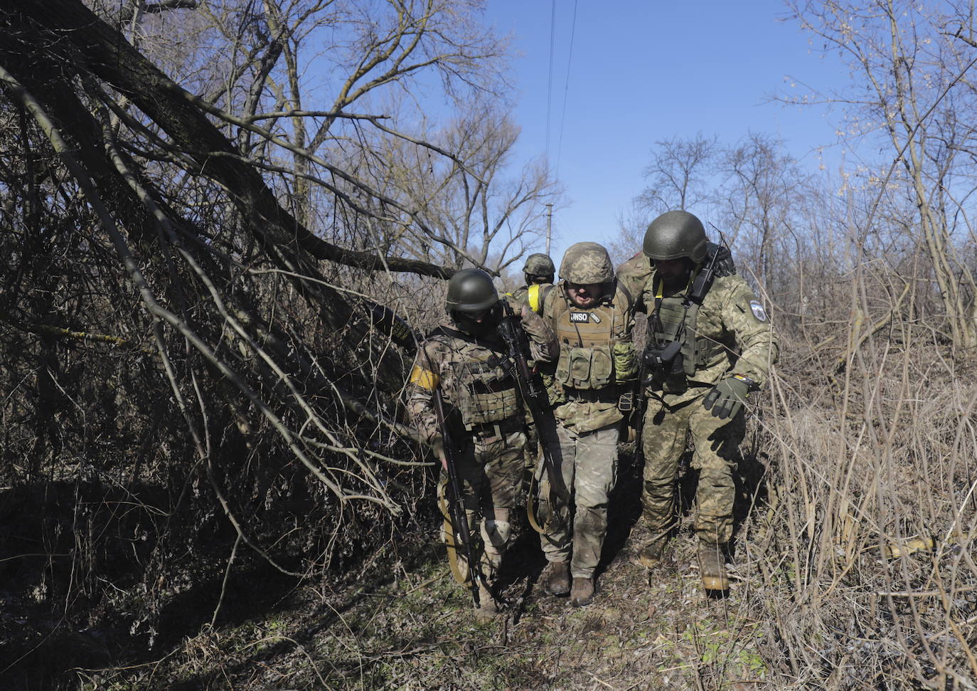Mariúpol, ciudad circundada por las tropas ruras, en el sureste de Ucrania, se ha convertido en símbolo del horror de la guerra en Ucrania. Las imágenes de los ciudadanos depositando cadáveres envueltos en plásticos o en mantas en fosas comunes situadas a las afueras de la ciudad y de la gente peleándose por la comida, según confirmaba Cruz Roja, son las muestras más escalofriantes de las consecuencias del ataque ruso, iniciado el pasado 24 de febrero. En el resto del país, se repiten las imágenes de soldados y de gente de huye de sus hogares. 