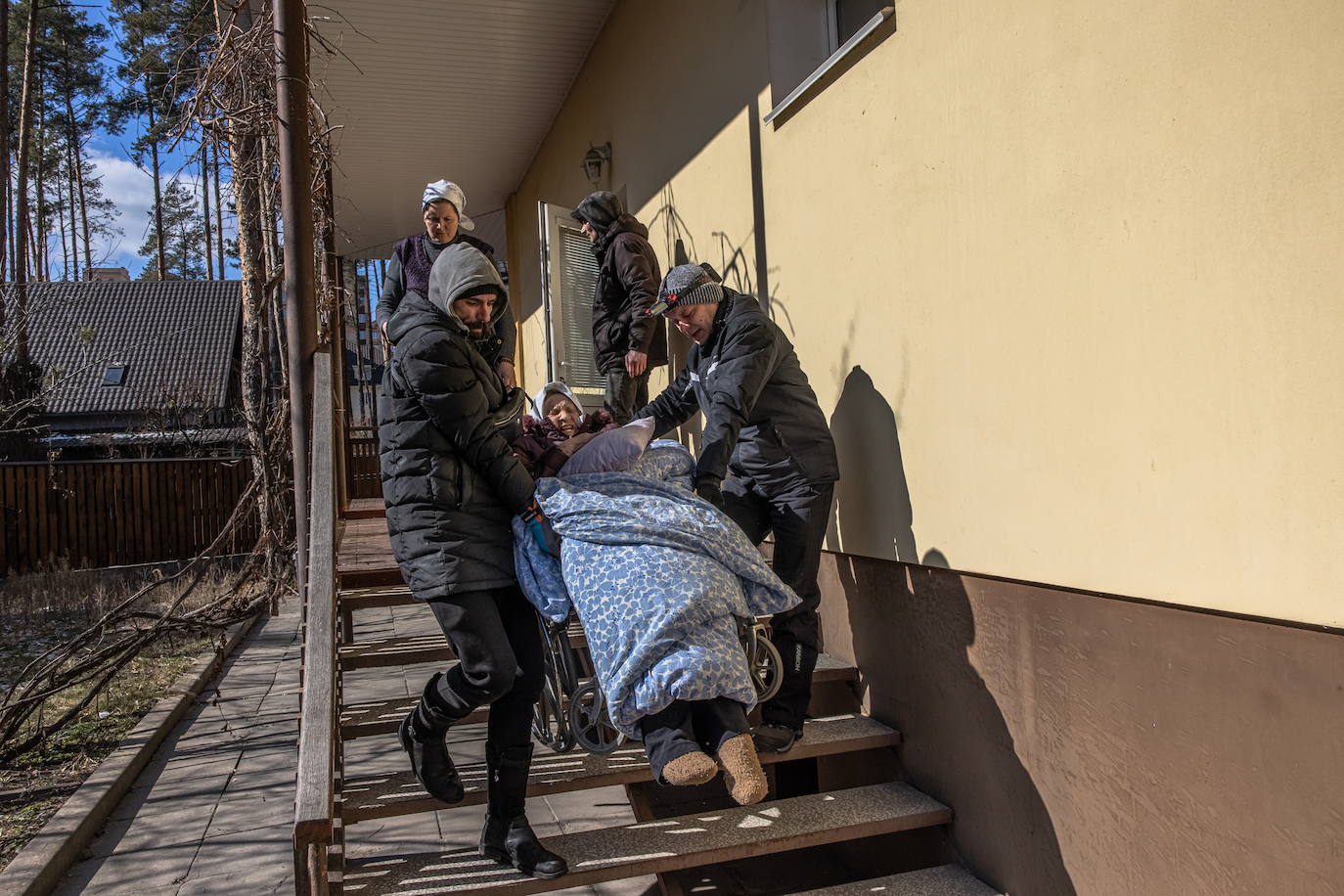 Mariúpol, ciudad circundada por las tropas ruras, en el sureste de Ucrania, se ha convertido en símbolo del horror de la guerra en Ucrania. Las imágenes de los ciudadanos depositando cadáveres envueltos en plásticos o en mantas en fosas comunes situadas a las afueras de la ciudad y de la gente peleándose por la comida, según confirmaba Cruz Roja, son las muestras más escalofriantes de las consecuencias del ataque ruso, iniciado el pasado 24 de febrero. En el resto del país, se repiten las imágenes de soldados y de gente de huye de sus hogares. 