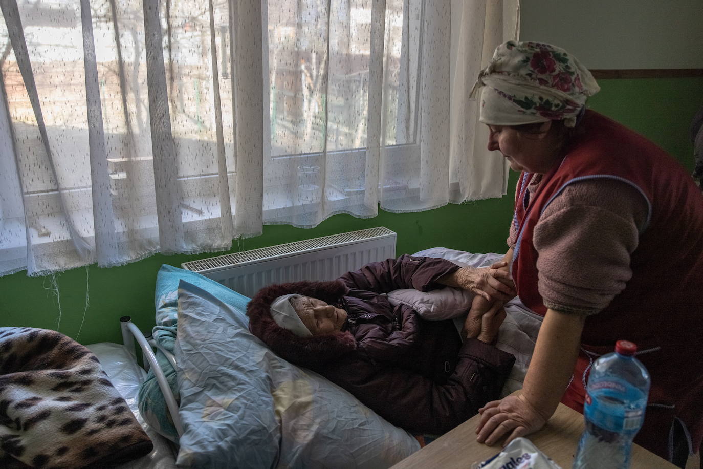 Mariúpol, ciudad circundada por las tropas ruras, en el sureste de Ucrania, se ha convertido en símbolo del horror de la guerra en Ucrania. Las imágenes de los ciudadanos depositando cadáveres envueltos en plásticos o en mantas en fosas comunes situadas a las afueras de la ciudad y de la gente peleándose por la comida, según confirmaba Cruz Roja, son las muestras más escalofriantes de las consecuencias del ataque ruso, iniciado el pasado 24 de febrero. En el resto del país, se repiten las imágenes de soldados y de gente de huye de sus hogares. 