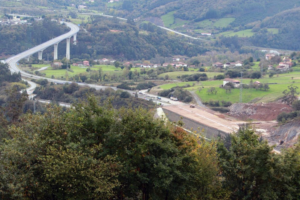 La A-63 lleva más de dos décadas en obras, que se complicaron con el gran argayo de Casazorrina. 