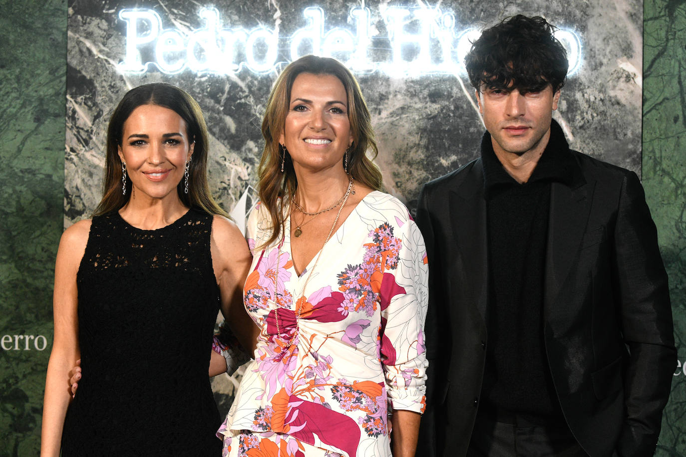 La hija de la infanta Elena, sentada en primera fila junto a otras influencers y rostros conocidos como Paula Echevarría. Victoria Federica no dejó de grabar con su móvil, aunque las cámaras fueron todas para ella.