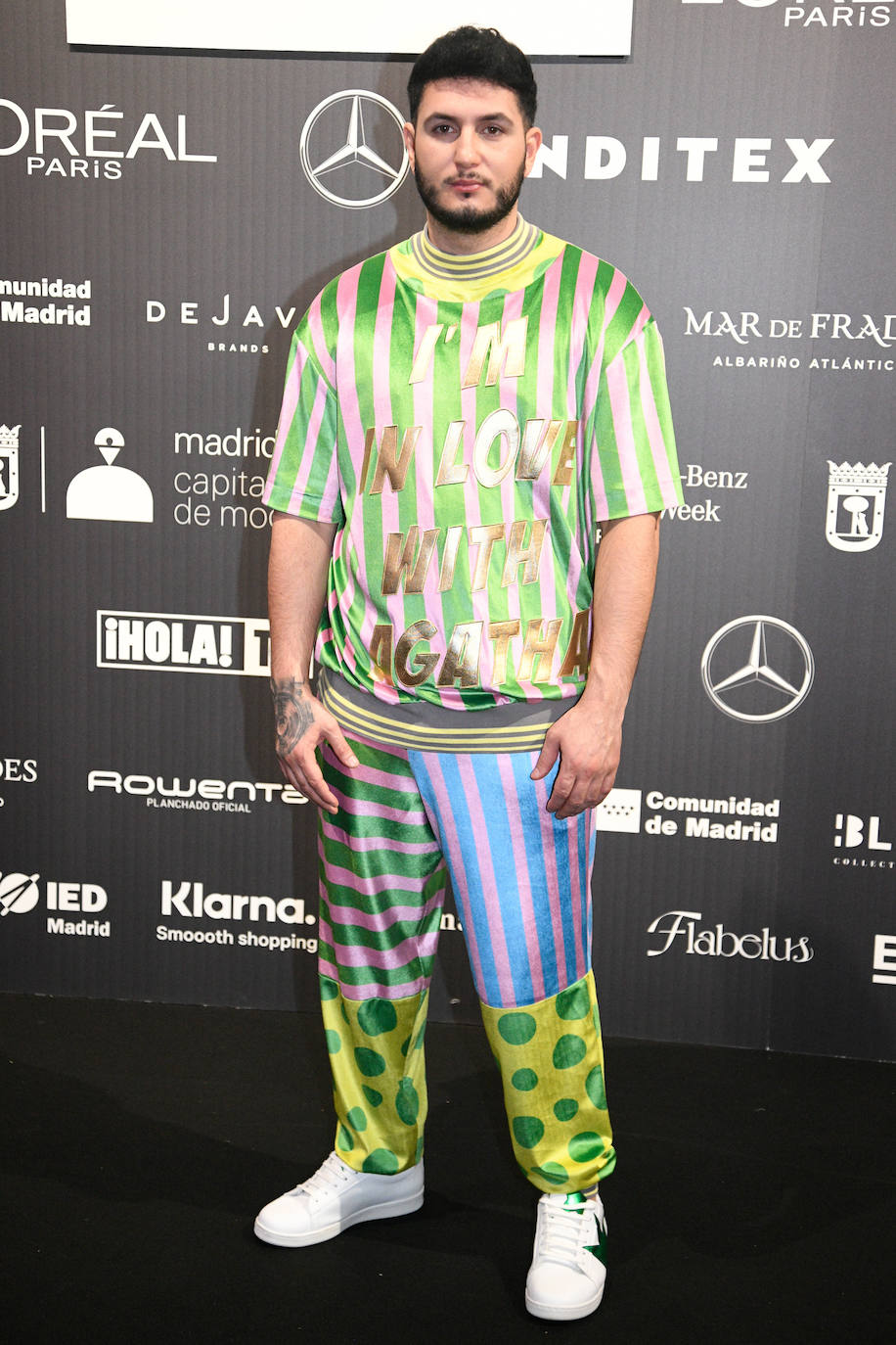 La hija de la infanta Elena, sentada en primera fila junto a otras influencers y rostros conocidos como Paula Echevarría. Victoria Federica no dejó de grabar con su móvil, aunque las cámaras fueron todas para ella.