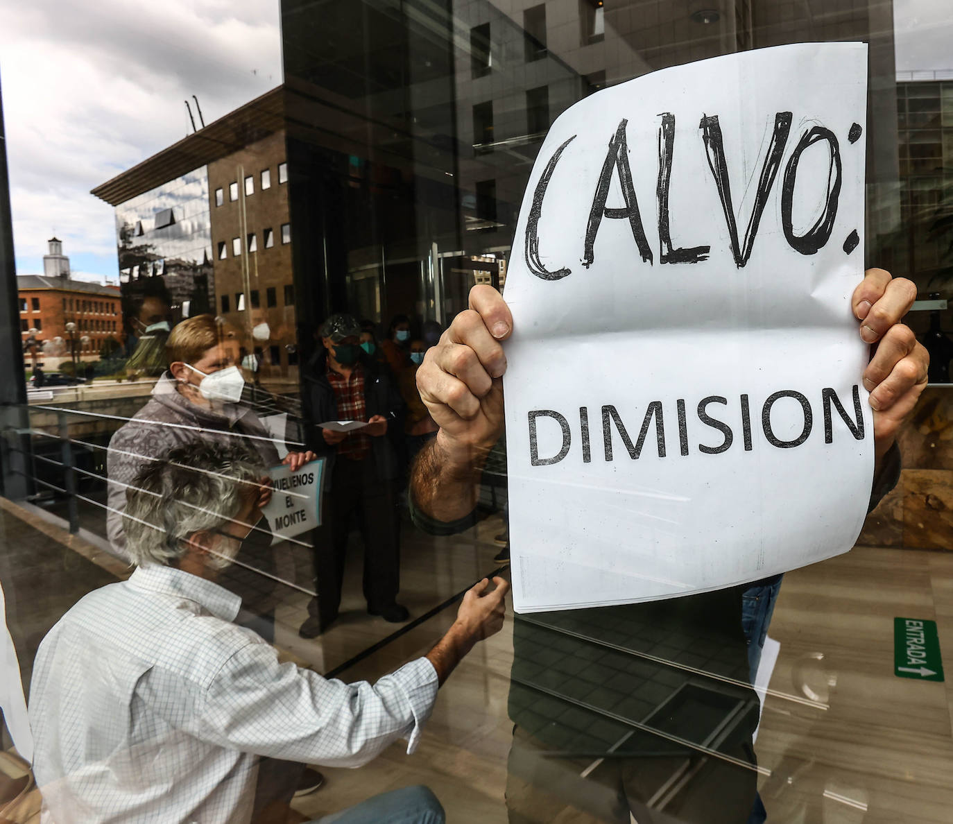 Los ganaderos asturianos se han concentrado este viernes en el simbólicamente el registro de la Consejería de Medio Rural y Cohesión Territorial en Oviedo. Han pedido «soluciones» para el sector y han exigido la dimisión del consejero Alejandro Calvo 