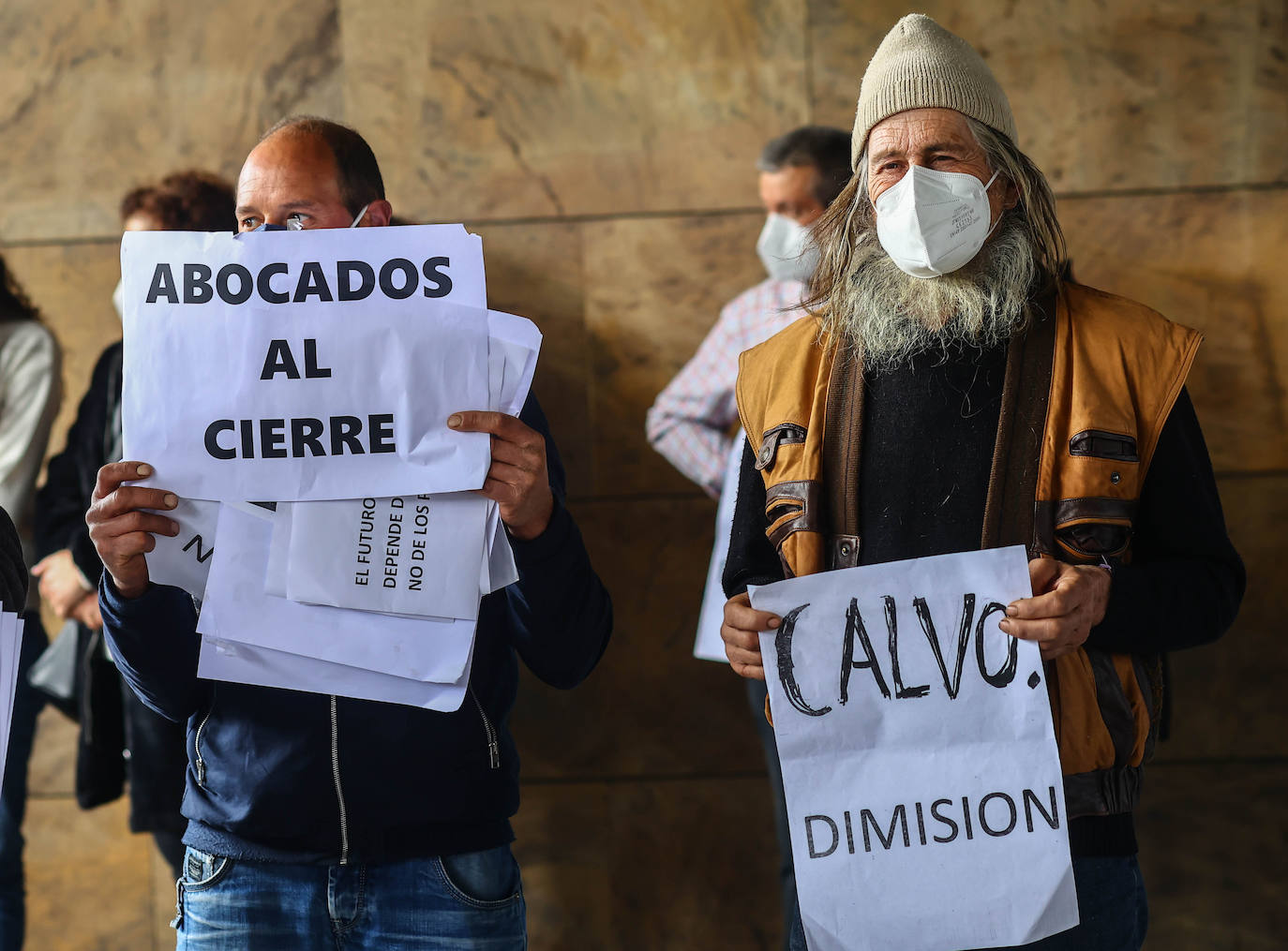 Los ganaderos asturianos se han concentrado este viernes en el simbólicamente el registro de la Consejería de Medio Rural y Cohesión Territorial en Oviedo. Han pedido «soluciones» para el sector y han exigido la dimisión del consejero Alejandro Calvo 