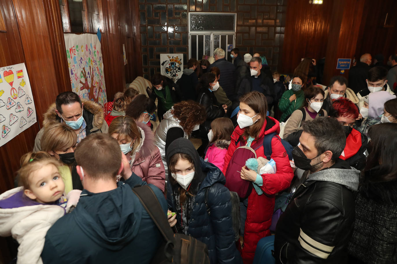 Más de 300 voluntarios han trabajado para adecuar el colegio San José para su llegada: «Hemos conseguido montar una casa para cincuenta personas en dos días»