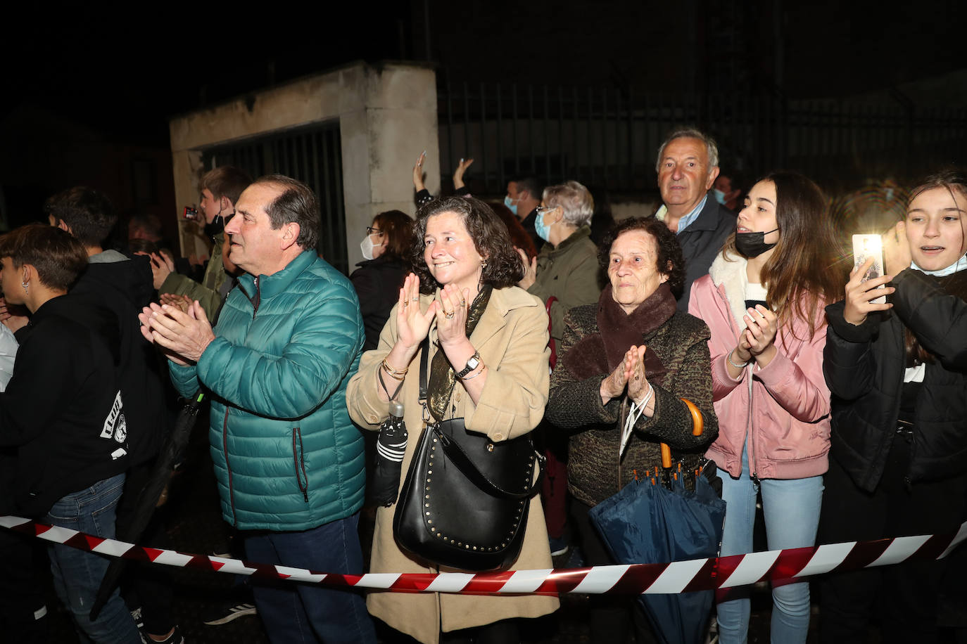 Más de 300 voluntarios han trabajado para adecuar el colegio San José para su llegada: «Hemos conseguido montar una casa para cincuenta personas en dos días»