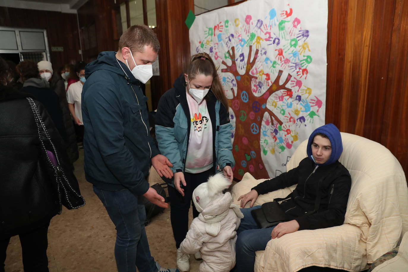 Más de 300 voluntarios han trabajado para adecuar el colegio San José para su llegada: «Hemos conseguido montar una casa para cincuenta personas en dos días»