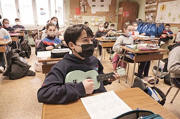 En sexto de Primaria aprenden a tocar canciones de los Beatles con el ukelele. 