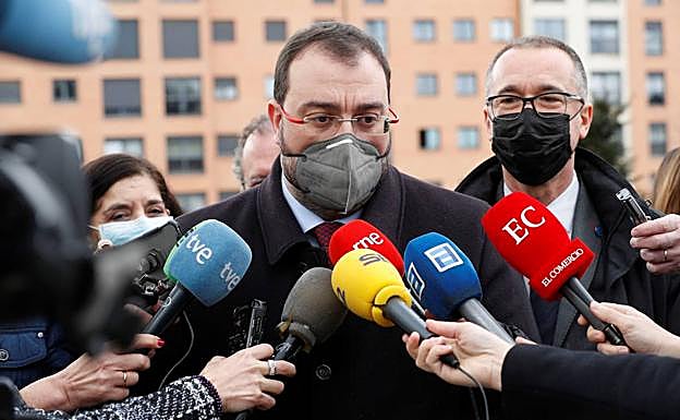 Adrián Barbón, en el homenaje a las víctimas del coronavirus celebrado este viernes 