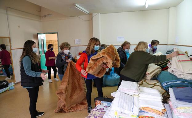 Preparativos en el Colegio San José, en Sotrondio, para la llegada de los refugiados ucranianos.