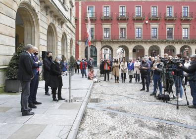 Imagen secundaria 1 - El acto conmemorativo de 'Volver a empezar' y la placa colocada en Hotel Asturias 