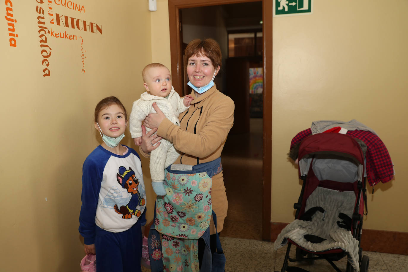 Las 45 personas que llegaron el pasado viernes a Sotrondio tras un largo viaje desde Ucrania ya han comenzado a asentarse en el que será su nuevo hogar. Han celebrado volver a «descansar en una cama caliente» porque, señalan, «la guerra y los niños no son compatibles»