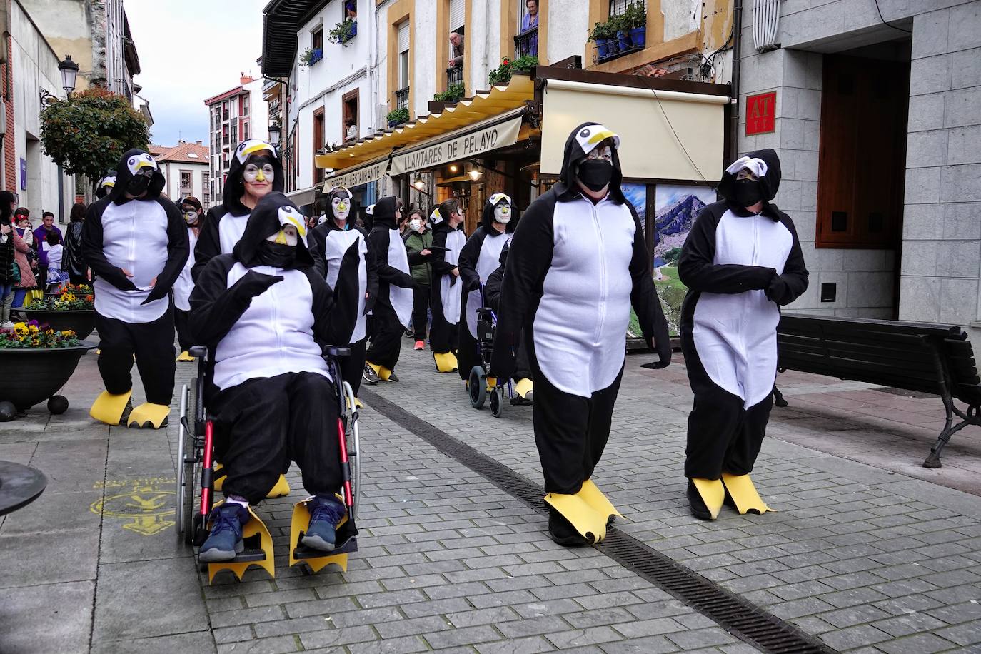 De «gira» con el disfraz para animar las calles Cangas de Onís