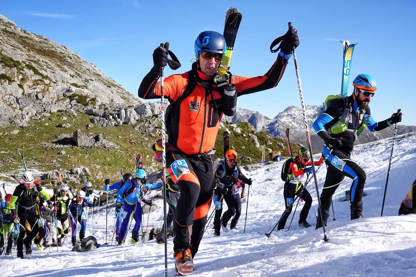 La carrera de esquí de montaña reúne este fin de semana a 120 participantes de toda España y Europa en el macizo de Andara, en los Picos