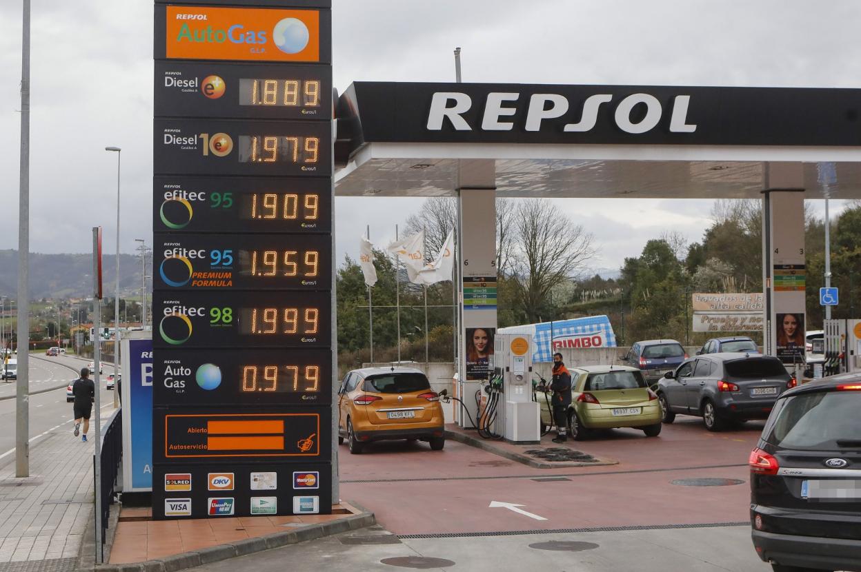 Cartel de precios en una gasolinera de Gijón. 