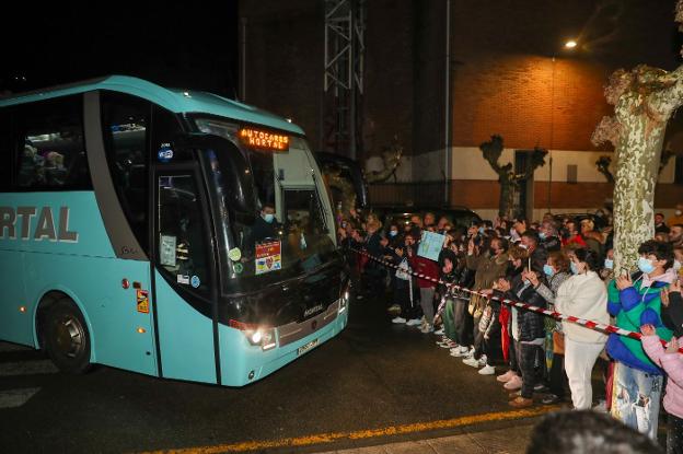 La llegada del autobús fue recibida con aplausos de todas las familias voluntarias que prepararon el colegio. 