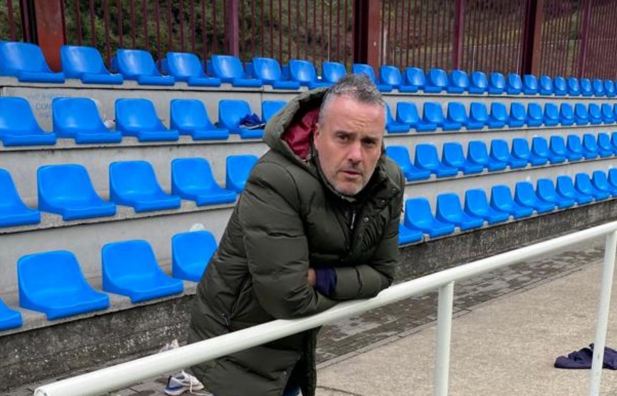 Juan Carlos Peláez, ayer en uno de los campos de la escuela de fútbol de La Toba. 