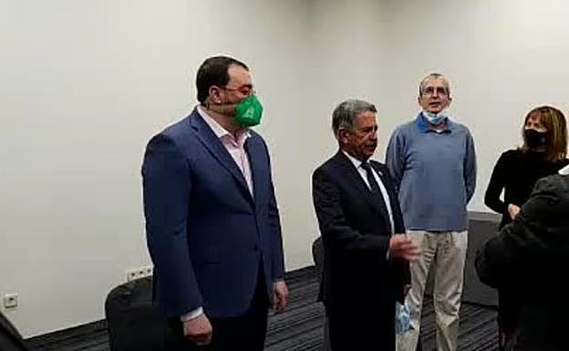 Barbón entona el 'Asturias patria querida' con Revilla