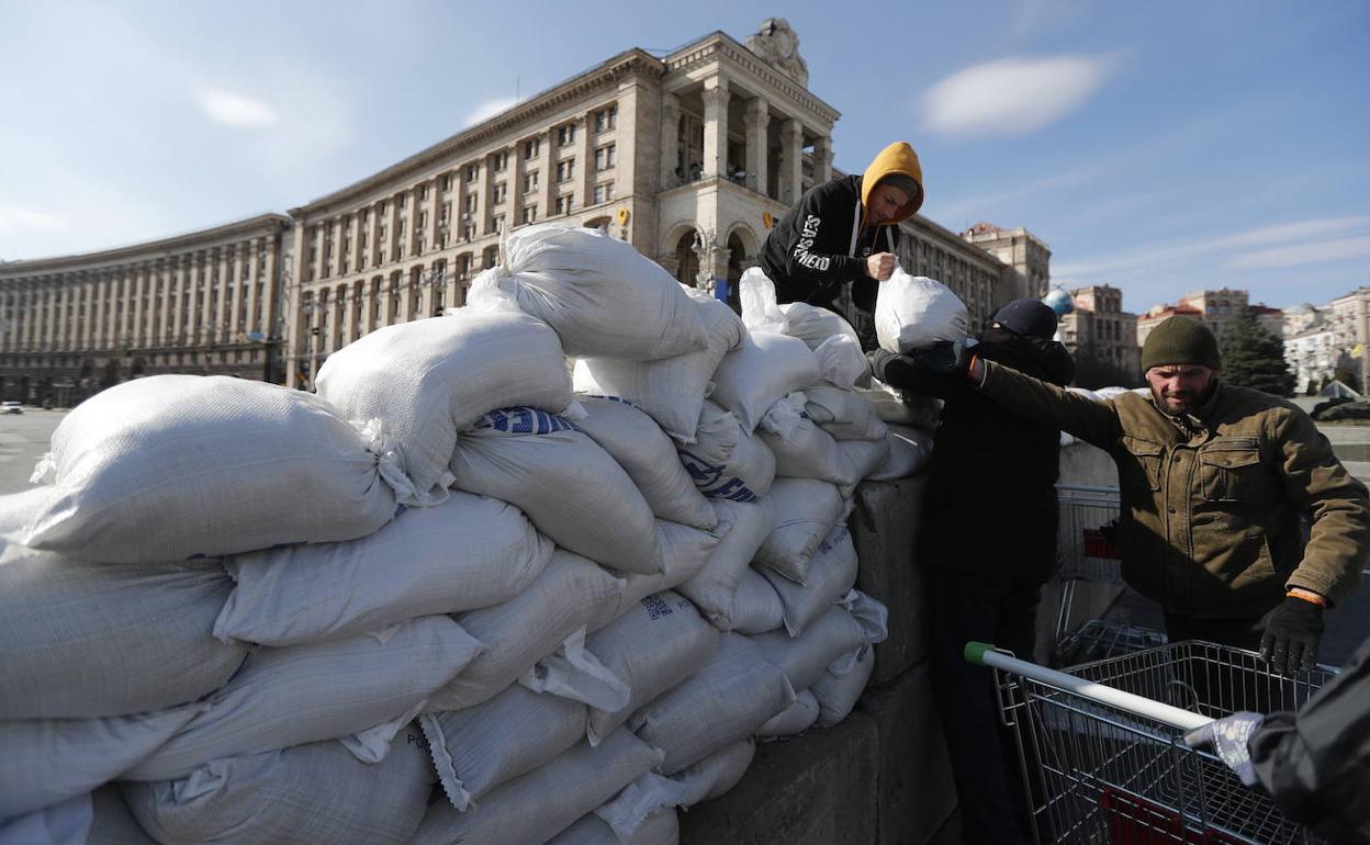 Los ciudadanos fortifican la defensa de Kiev con sacos terreros a la espera de la ofensiva rusa.