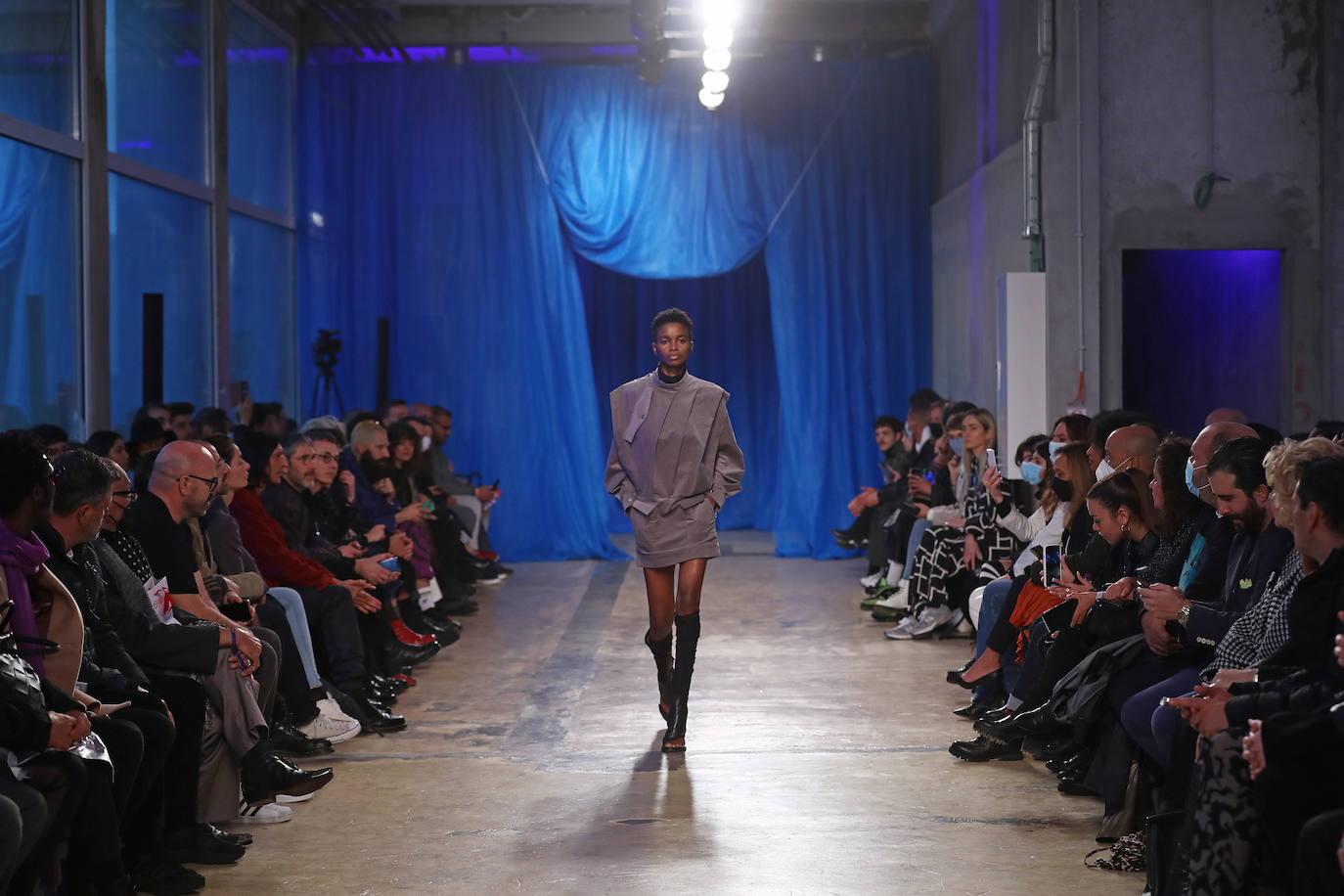 En la última jornada de los diseñadores consagrados en Mercedes-benz Fashion Week Madrid (MBFWMadrid) ha resonado un nombre asturiano, el de la gijonesa Paula Carrizo, que abrió el desfile de Fely Campo. Por otra parte, Redondo Brand mostró sus propuestas por primera vez en la Semana de la Moda, alzándose con el galardón a la mejor colección de la 75 edición. 