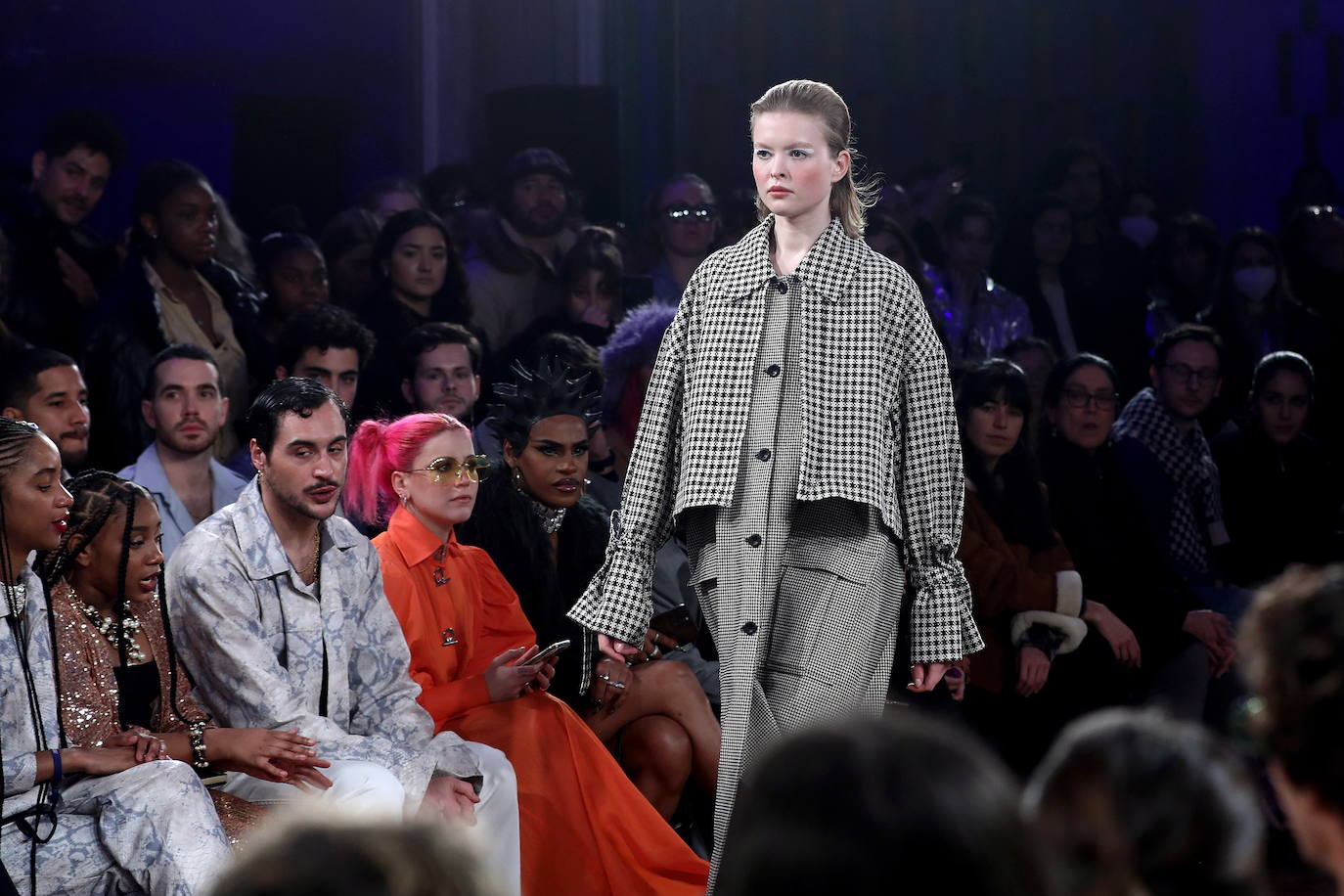 En la última jornada de los diseñadores consagrados en Mercedes-benz Fashion Week Madrid (MBFWMadrid) ha resonado un nombre asturiano, el de la gijonesa Paula Carrizo, que abrió el desfile de Fely Campo. Por otra parte, Redondo Brand mostró sus propuestas por primera vez en la Semana de la Moda, alzándose con el galardón a la mejor colección de la 75 edición. 