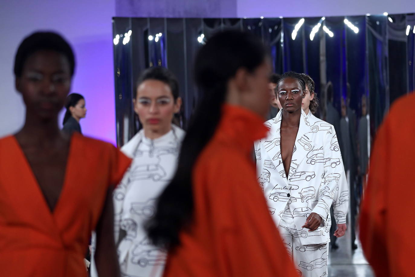 En la última jornada de los diseñadores consagrados en Mercedes-benz Fashion Week Madrid (MBFWMadrid) ha resonado un nombre asturiano, el de la gijonesa Paula Carrizo, que abrió el desfile de Fely Campo. Por otra parte, Redondo Brand mostró sus propuestas por primera vez en la Semana de la Moda, alzándose con el galardón a la mejor colección de la 75 edición. 