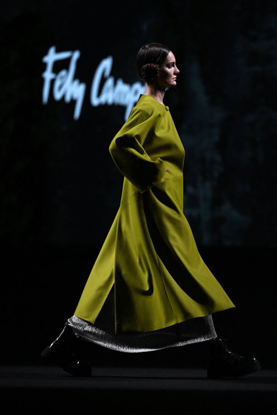 En la última jornada de los diseñadores consagrados en Mercedes-benz Fashion Week Madrid (MBFWMadrid) ha resonado un nombre asturiano, el de la gijonesa Paula Carrizo, que abrió el desfile de Fely Campo. Por otra parte, Redondo Brand mostró sus propuestas por primera vez en la Semana de la Moda, alzándose con el galardón a la mejor colección de la 75 edición. 