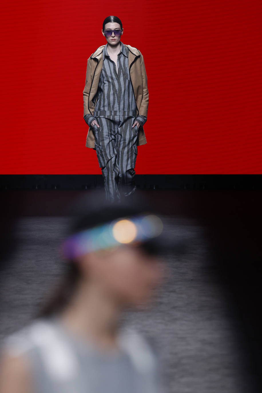 En la última jornada de los diseñadores consagrados en Mercedes-benz Fashion Week Madrid (MBFWMadrid) ha resonado un nombre asturiano, el de la gijonesa Paula Carrizo, que abrió el desfile de Fely Campo. Por otra parte, Redondo Brand mostró sus propuestas por primera vez en la Semana de la Moda, alzándose con el galardón a la mejor colección de la 75 edición. 