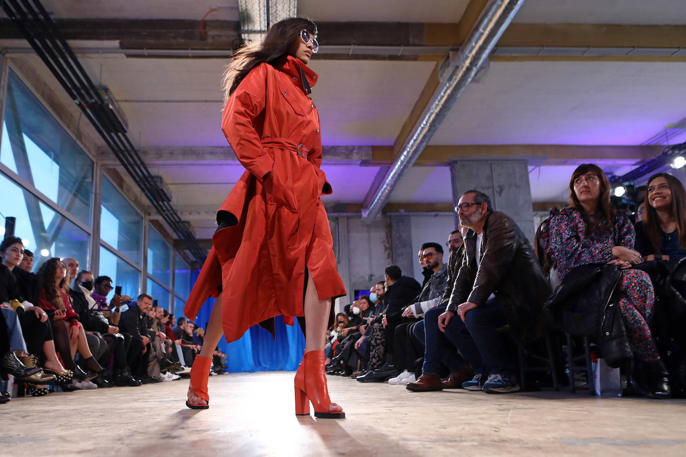 En la última jornada de los diseñadores consagrados en Mercedes-benz Fashion Week Madrid (MBFWMadrid) ha resonado un nombre asturiano, el de la gijonesa Paula Carrizo, que abrió el desfile de Fely Campo. Por otra parte, Redondo Brand mostró sus propuestas por primera vez en la Semana de la Moda, alzándose con el galardón a la mejor colección de la 75 edición. 