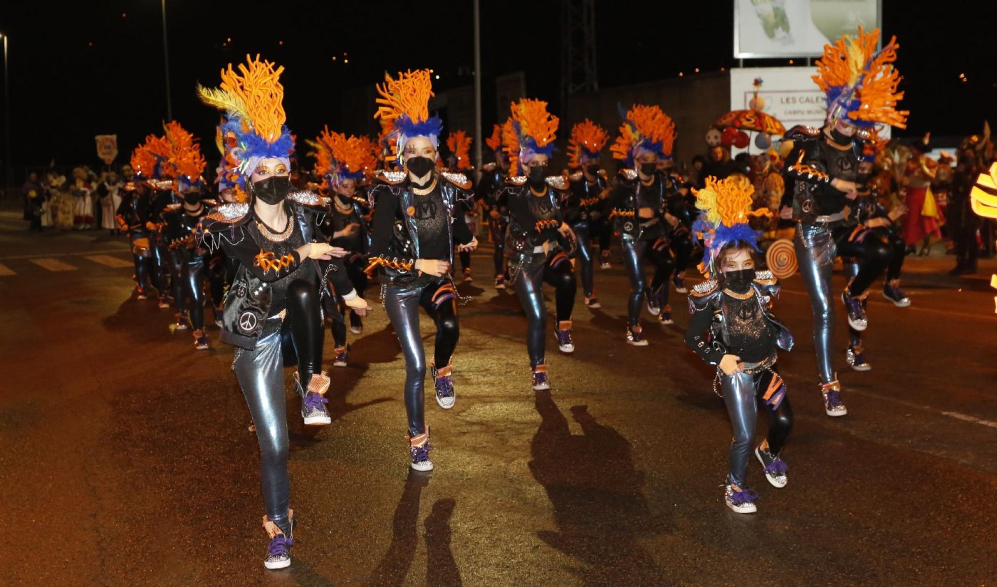 Los punkis de Los Mazcaraos bailaron sin parar durante todo el desfile. 