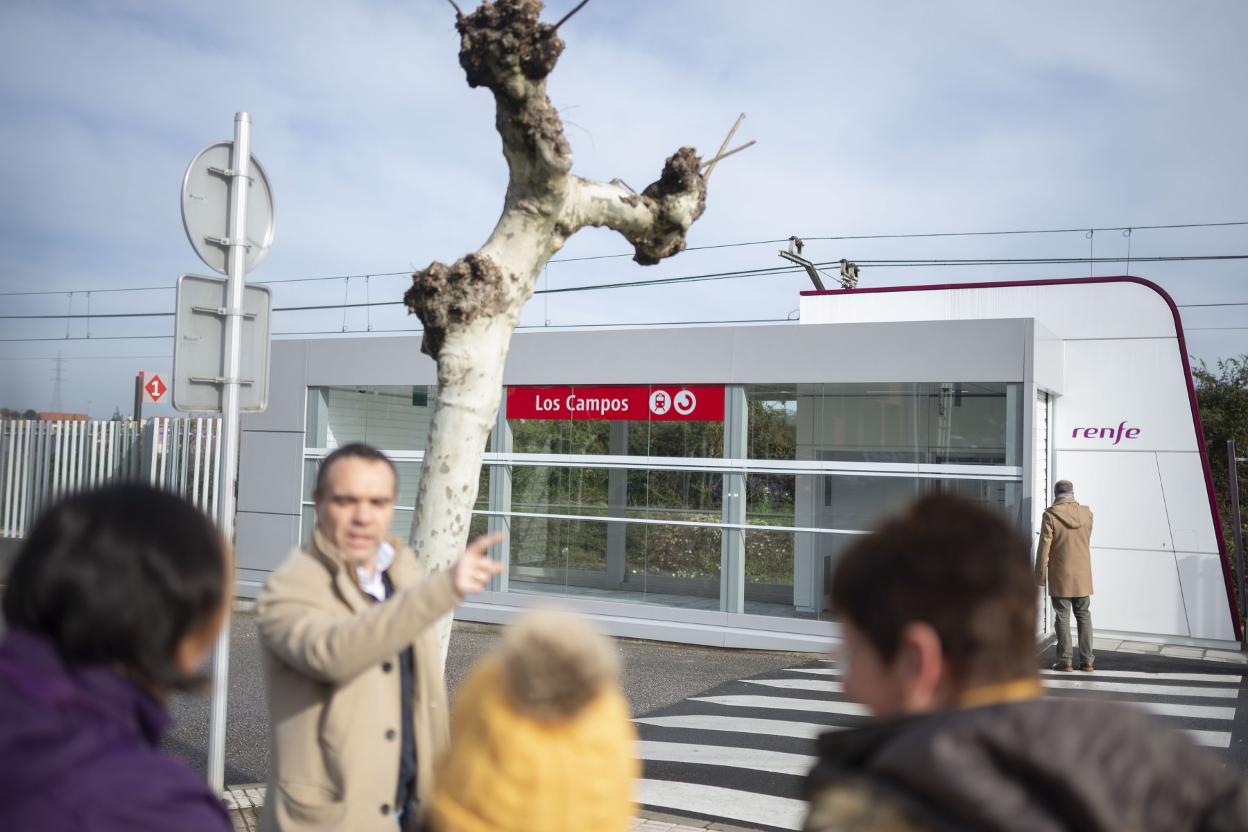 El alcalde ante el apeadero de Los Campos. 