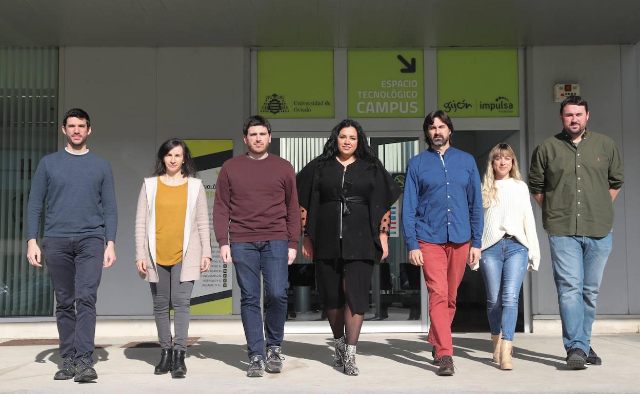 El equipo de Ingeniacity,en el edificio tecnológico Campus de Gijón.