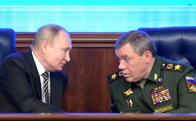 Putin con el general Valeri Gerasimov, jefe de Estado Mayor del Ejército ruso y viceministro de Defensa, hombre clave en la invasión de Ucrania.