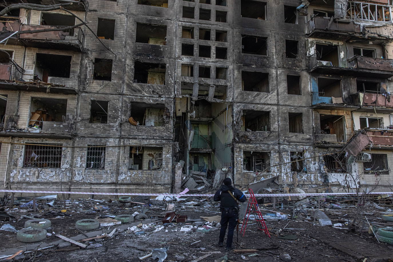 Bomberos ucranianos trabajan dentro de un edificio dañado después de un bombardeo en Kharkiv, Ucrania.