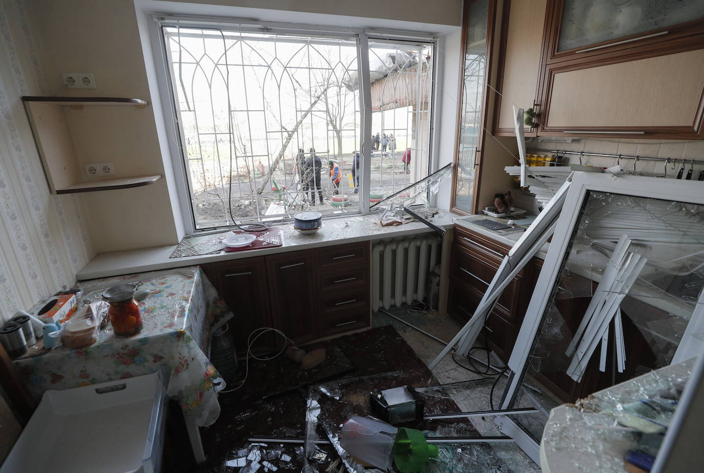 Bomberos ucranianos trabajan dentro de un edificio dañado después de un bombardeo en Kharkiv, Ucrania.