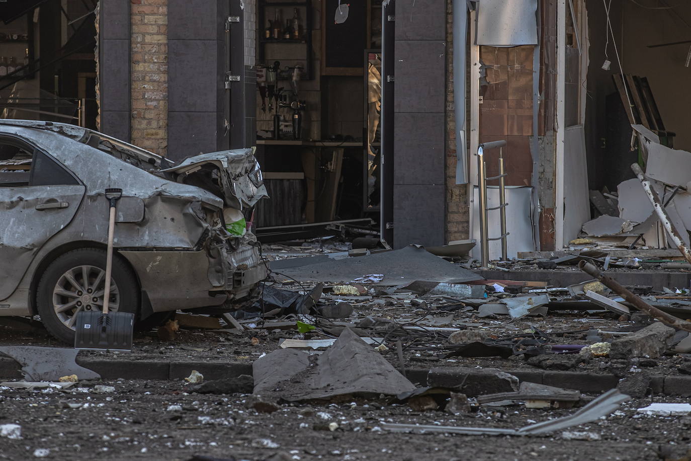 Bomberos ucranianos trabajan dentro de un edificio dañado después de un bombardeo en Kharkiv, Ucrania.