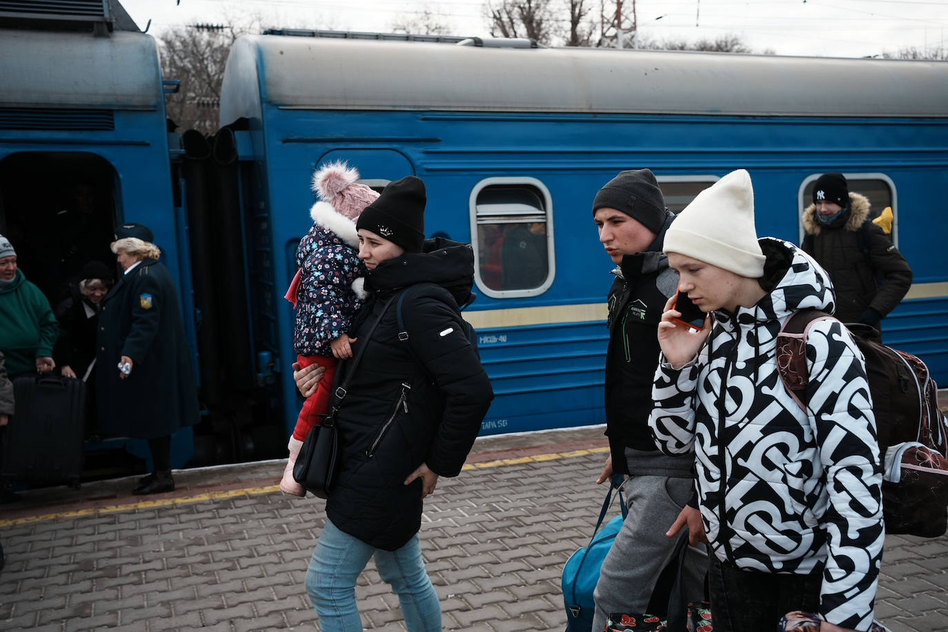 Bomberos ucranianos trabajan dentro de un edificio dañado después de un bombardeo en Kharkiv, Ucrania.