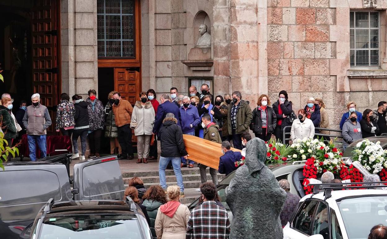 La iglesia parroquial de Cangas de Onís, abarrotada en la tarde de ayer para despedir a Ignacio Hórreo Montes 'Nachín el del Atlanta'.