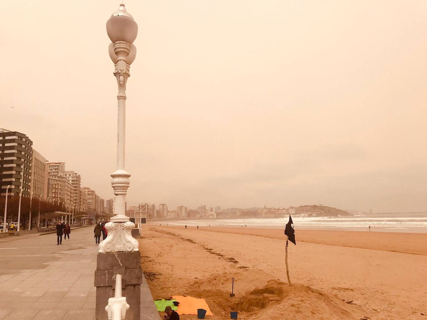 La intrusión de una gran masa en suspensión está dejando las calles y los coches de media España cubiertos de polvo rojo. En Asturias este polvo sahariano también se ha dejado notar y en zonas como el puerto de San Isidro se apreciaba con más intensidad.