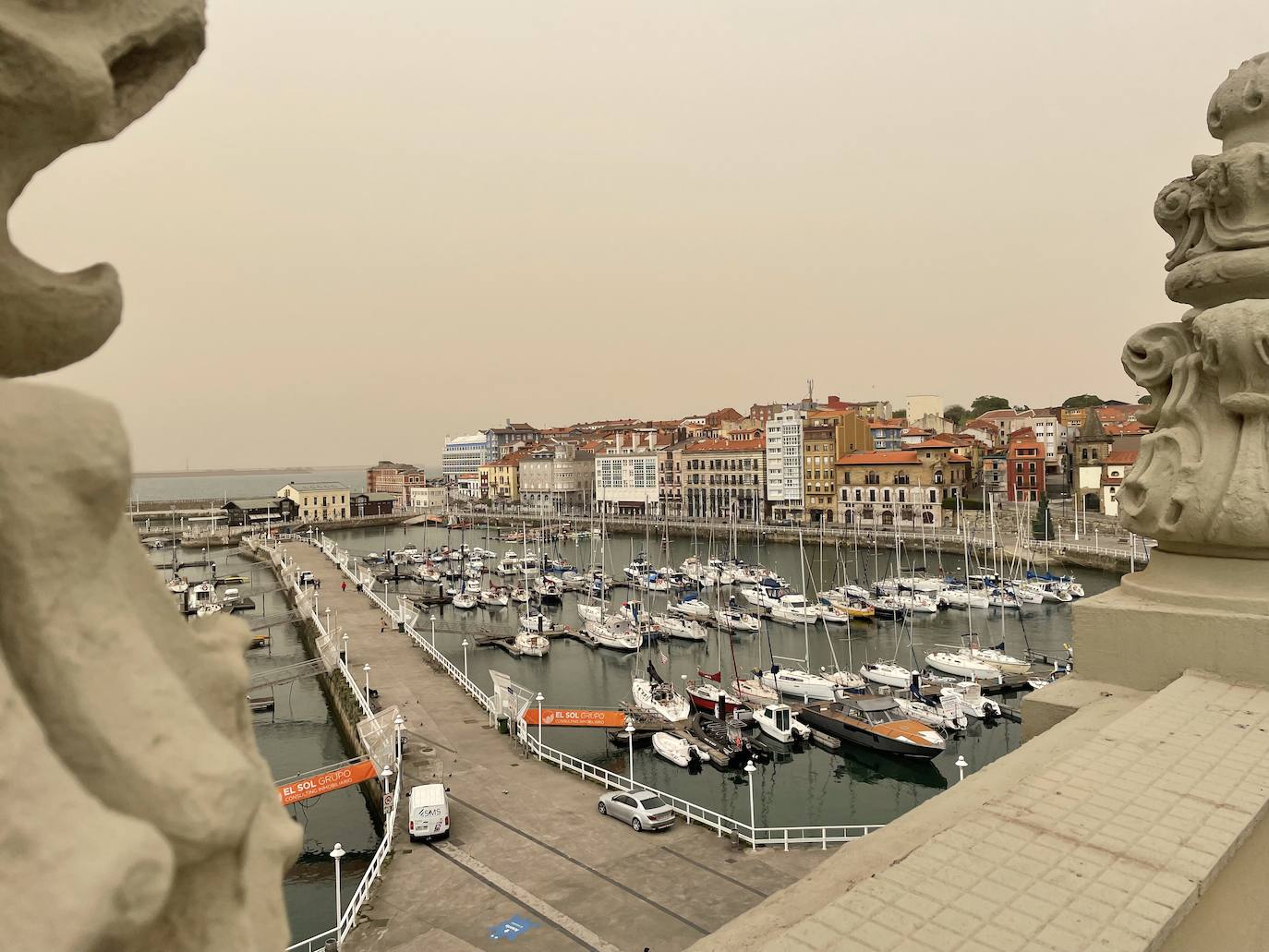 La intrusión de una gran masa en suspensión está dejando las calles y los coches de media España cubiertos de polvo rojo. En Asturias este polvo sahariano también se ha dejado notar y en zonas como el puerto de San Isidro se apreciaba con más intensidad.