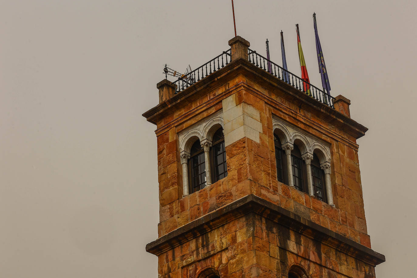 La intrusión de una gran masa en suspensión está dejando las calles y los coches de media España cubiertos de polvo rojo. En Asturias este polvo sahariano también se ha dejado notar y en zonas como el puerto de San Isidro se apreciaba con más intensidad.