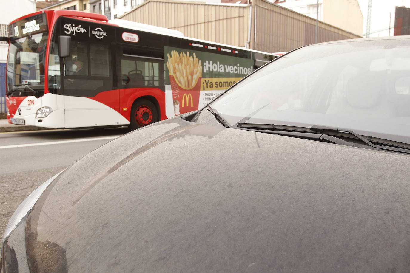 La intrusión de una gran masa en suspensión está dejando las calles y los coches de media España cubiertos de polvo rojo. En Asturias este polvo sahariano también se ha dejado notar y en zonas como el puerto de San Isidro se apreciaba con más intensidad.