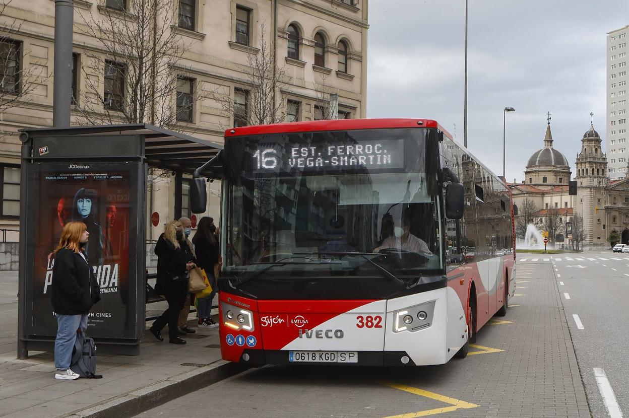 Autobús de la empresa municipal de transportes. 