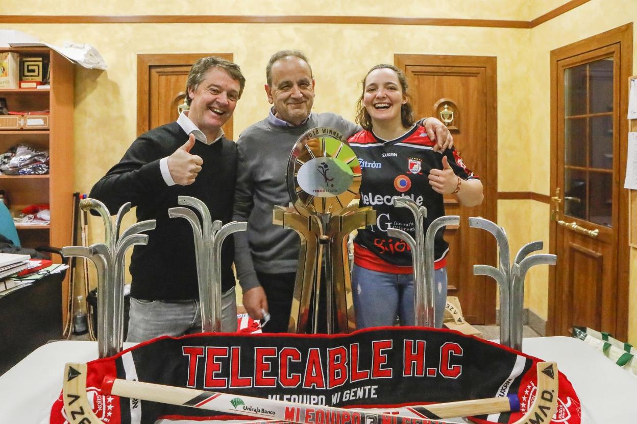 José Luis Souto, presidente del Telecable, flanqueado por el técnico Fernando Sierra y la argentina Mili Carrera celebran la concesión para Gijón de la final europea, ayer en la sede del club gijonés, con las cinco trofeos continentales conquistados hasta el momento por el equipo fabril. 