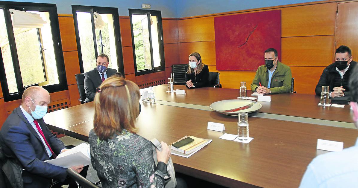 María Calvo, José Manuel Zapico y Javier Fernández Lanero se han reunido con Adrián Barbón